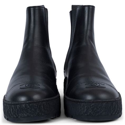 CHANEL 22FW CC Turnlock Chelsea Ankle Boots in Black 